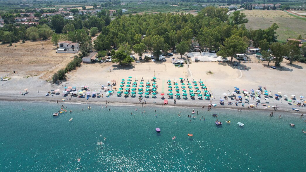 Piazzole ombreggiate tra gli alberi