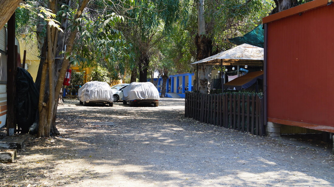 Parcheggio interno ombreggiato nel campeggio