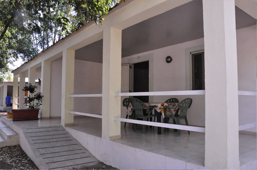 Esterno di un bungalow nel verde